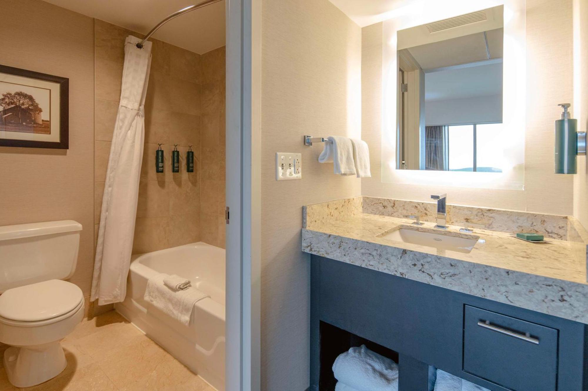 Doubletree By Hilton Hotel Cedar Rapids Convention Complex Εξωτερικό φωτογραφία